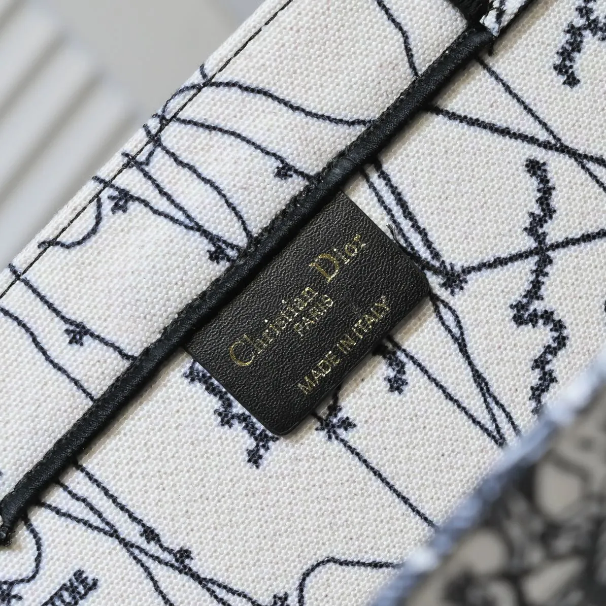 💰360￥With silk scarf, large size🔥 embroidered edge🔜Dior new shopping bag at Dior counter! Counters are updated simultaneously! Limited edition of the same style as the stars! Super stylish! Imported fabric👍high-end quality! You can go in and out of the counters at will without any pressure! The first choice for going out with super large capacity👍 Model: 8033 Size: 41*14*32cm