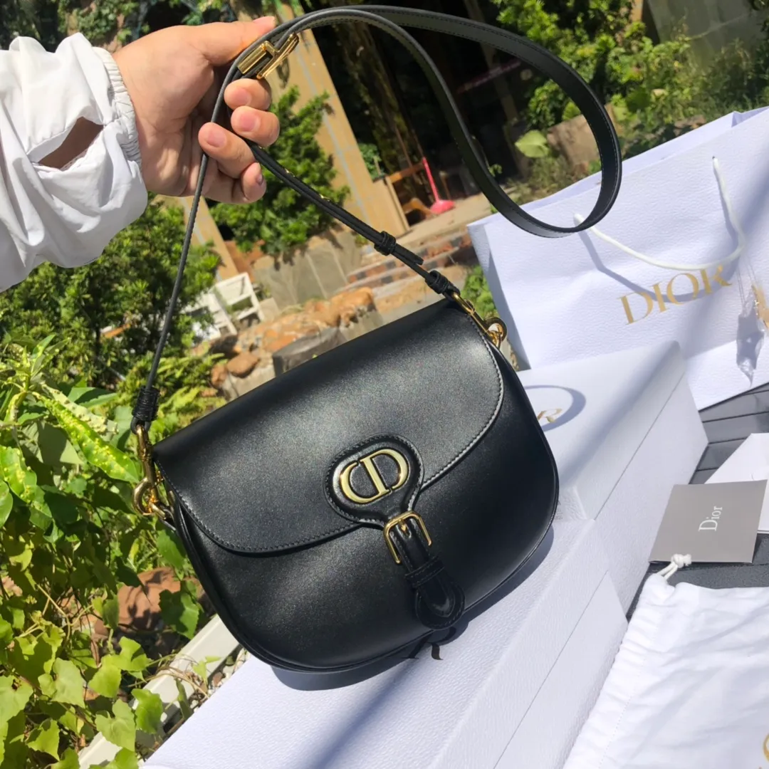 ❗️❗️❗️Free shipping with SF Express for year-end events❗️❗️❗️💰1760 Medium size: 22×17×6cm Dior Bobby’s new products are available in overseas channels! The new Dior saddle bag has finally arrived❗️This model is carefully made of black glossy cow leather, with a suede interior design, which is soft and rich in texture. It has a flip-top magnetic buckle design and a "CD" buckle on the front as decoration. With a detachable and adjustable shoulder strap embellished with a military-style buckle, it can be worn on the shoulder, cross-body or handheld.