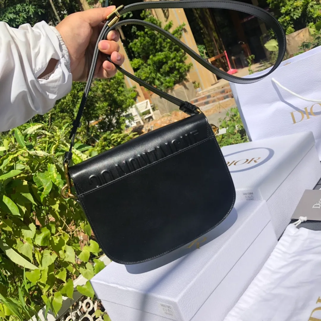 ❗️❗️❗️Free shipping with SF Express for year-end events❗️❗️❗️💰1760 Medium size: 22×17×6cm Dior Bobby’s new products are available in overseas channels! The new Dior saddle bag has finally arrived❗️This model is carefully made of black glossy cow leather, with a suede interior design, which is soft and rich in texture. It has a flip-top magnetic buckle design and a "CD" buckle on the front as decoration. With a detachable and adjustable shoulder strap embellished with a military-style buckle, it can be worn on the shoulder, cross-body or handheld.