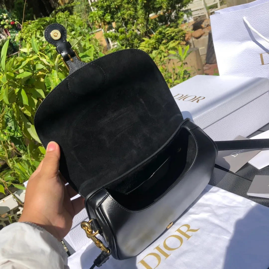 ❗️❗️❗️Free shipping with SF Express for year-end events❗️❗️❗️💰1760 Medium size: 22×17×6cm Dior Bobby’s new products are available in overseas channels! The new Dior saddle bag has finally arrived❗️This model is carefully made of black glossy cow leather, with a suede interior design, which is soft and rich in texture. It has a flip-top magnetic buckle design and a "CD" buckle on the front as decoration. With a detachable and adjustable shoulder strap embellished with a military-style buckle, it can be worn on the shoulder, cross-body or handheld.
