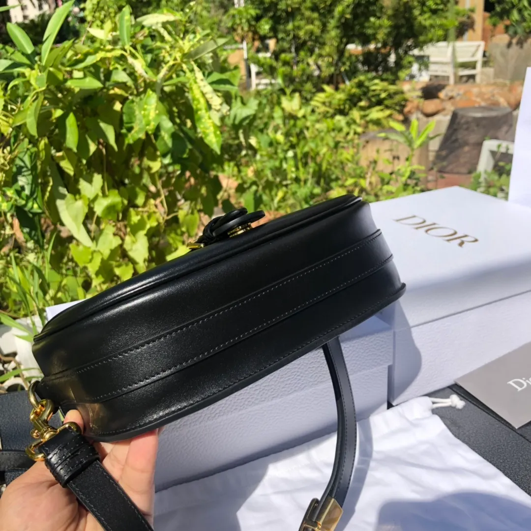 ❗️❗️❗️Free shipping with SF Express for year-end events❗️❗️❗️💰1760 Medium size: 22×17×6cm Dior Bobby’s new products are available in overseas channels! The new Dior saddle bag has finally arrived❗️This model is carefully made of black glossy cow leather, with a suede interior design, which is soft and rich in texture. It has a flip-top magnetic buckle design and a "CD" buckle on the front as decoration. With a detachable and adjustable shoulder strap embellished with a military-style buckle, it can be worn on the shoulder, cross-body or handheld.