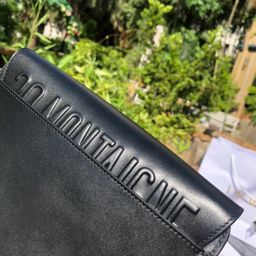 ❗️❗️❗️Free shipping with SF Express for year-end events❗️❗️❗️💰1760 Medium size: 22×17×6cm Dior Bobby’s new products are available in overseas channels! The new Dior saddle bag has finally arrived❗️This model is carefully made of black glossy cow leather, with a suede interior design, which is soft and rich in texture. It has a flip-top magnetic buckle design and a "CD" buckle on the front as decoration. With a detachable and adjustable shoulder strap embellished with a military-style buckle, it can be worn on the shoulder, cross-body or handheld.