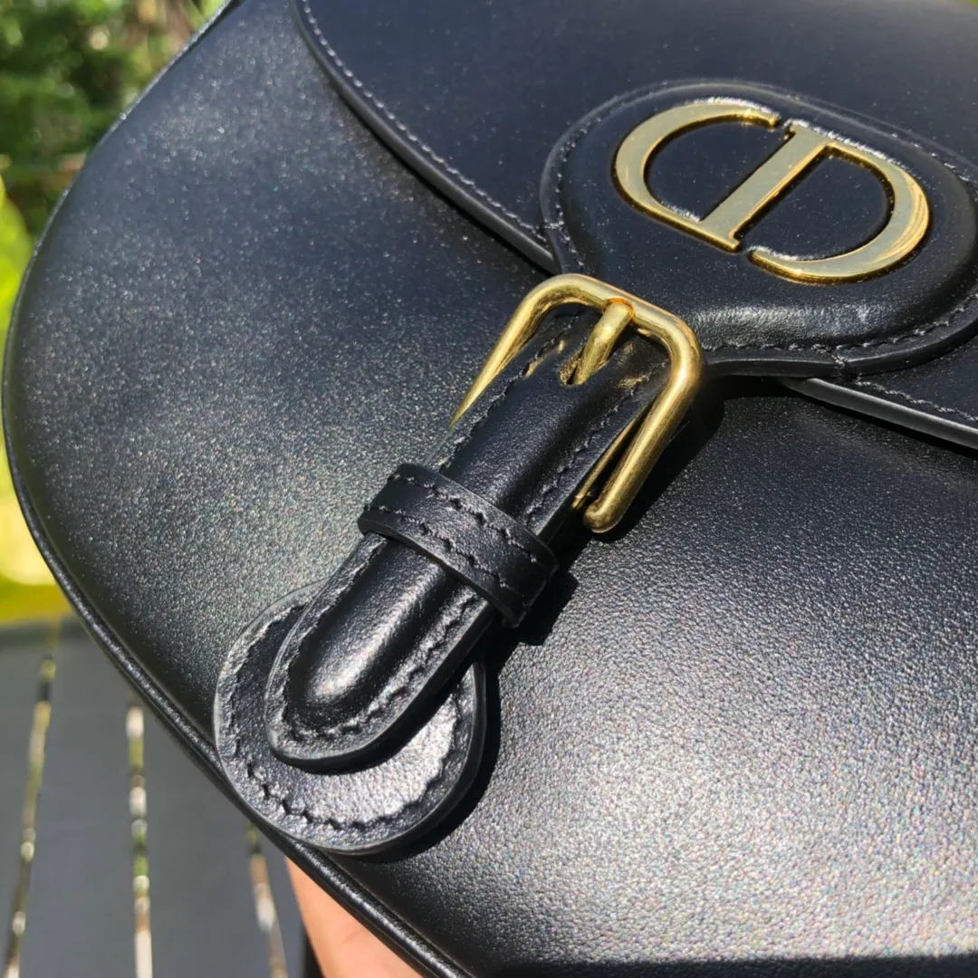 ❗️❗️❗️Free shipping with SF Express for year-end events❗️❗️❗️💰1760 Medium size: 22×17×6cm Dior Bobby’s new products are available in overseas channels! The new Dior saddle bag has finally arrived❗️This model is carefully made of black glossy cow leather, with a suede interior design, which is soft and rich in texture. It has a flip-top magnetic buckle design and a "CD" buckle on the front as decoration. With a detachable and adjustable shoulder strap embellished with a military-style buckle, it can be worn on the shoulder, cross-body or handheld.