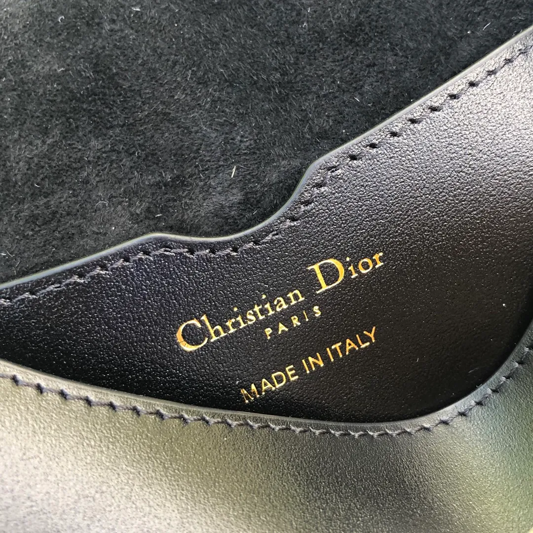 ❗️❗️❗️Free shipping with SF Express for year-end events❗️❗️❗️💰1760 Medium size: 22×17×6cm Dior Bobby’s new products are available in overseas channels! The new Dior saddle bag has finally arrived❗️This model is carefully made of black glossy cow leather, with a suede interior design, which is soft and rich in texture. It has a flip-top magnetic buckle design and a "CD" buckle on the front as decoration. With a detachable and adjustable shoulder strap embellished with a military-style buckle, it can be worn on the shoulder, cross-body or handheld.