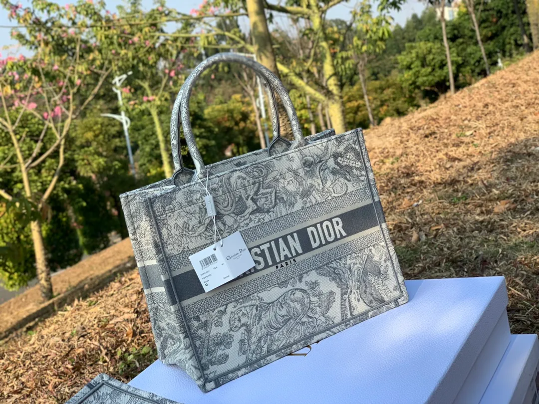 ❗️❗️❗️Free shipping with SF Express for year-end events❗️❗️❗️💰1500 Size 36.5 x 28 x 17.5 cm Small size Out of stock at counters! Really, this is a beautiful bag that so many people are clamoring for in the circle of friends even without the above picture! One of my recent highlights, the quality is really perfect! Impeccable workmanship! I really like the aura when he wears it on his back. No other bag has this iconic upper body effect! Non-original fabrics are not produced by the manufacturer, and those who understand us will understand! Just carry it to the counter in a calm manner!