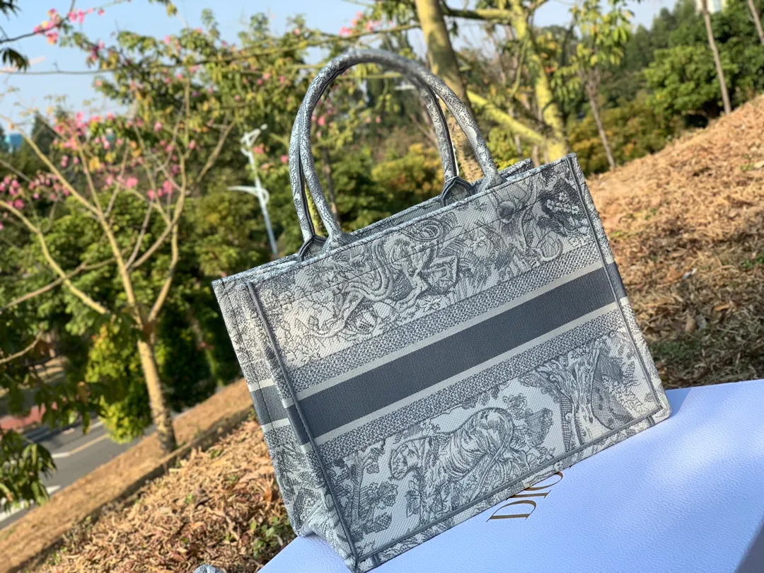 ❗️❗️❗️Free shipping with SF Express for year-end events❗️❗️❗️💰1500 Size 36.5 x 28 x 17.5 cm Small size Out of stock at counters! Really, this is a beautiful bag that so many people are clamoring for in the circle of friends even without the above picture! One of my recent highlights, the quality is really perfect! Impeccable workmanship! I really like the aura when he wears it on his back. No other bag has this iconic upper body effect! Non-original fabrics are not produced by the manufacturer, and those who understand us will understand! Just carry it to the counter in a calm manner!