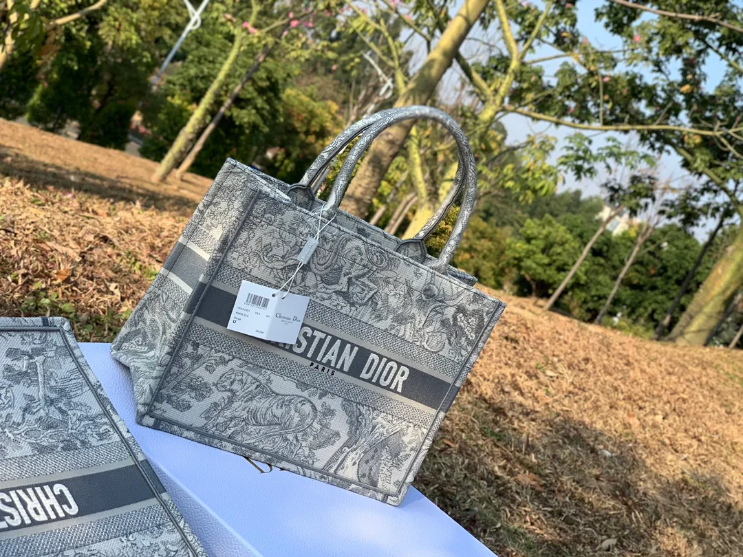 ❗️❗️❗️Free shipping with SF Express for year-end events❗️❗️❗️💰1500 Size 36.5 x 28 x 17.5 cm Small size Out of stock at counters! Really, this is a beautiful bag that so many people are clamoring for in the circle of friends even without the above picture! One of my recent highlights, the quality is really perfect! Impeccable workmanship! I really like the aura when he wears it on his back. No other bag has this iconic upper body effect! Non-original fabrics are not produced by the manufacturer, and those who understand us will understand! Just carry it to the counter in a calm manner!