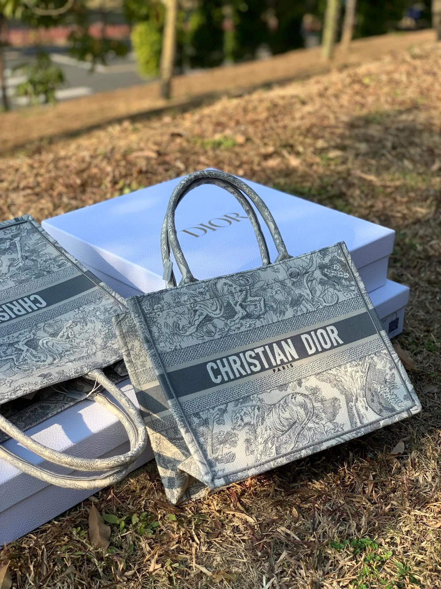 ❗️❗️❗️Free shipping with SF Express for year-end events❗️❗️❗️💰1500 Size 36.5 x 28 x 17.5 cm Small size Out of stock at counters! Really, this is a beautiful bag that so many people are clamoring for in the circle of friends even without the above picture! One of my recent highlights, the quality is really perfect! Impeccable workmanship! I really like the aura when he wears it on his back. No other bag has this iconic upper body effect! Non-original fabrics are not produced by the manufacturer, and those who understand us will understand! Just carry it to the counter in a calm manner!