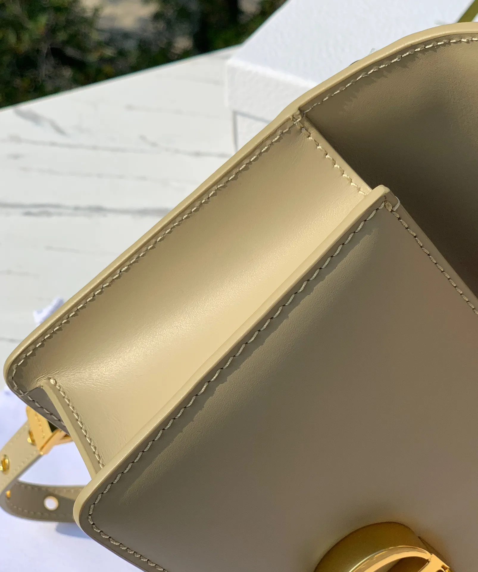 ❗️❗️❗️Free shipping with SF Express for year-end event❗️❗️❗️💰1900 Size 21.5✖️12✖️6cm This time, a new size small is launched, attracting much attention! 23New Dior 30 Montaigne East-West All-leather chain bag, channeled by a Hong Kong trading company. The large "CD" hardware logo on the front is highly recognizable. The three-dimensional "30Montaigne" embossed imported calfskin on the back is textured. The chain is a retro CD ring buckle. It is classic and high-end. It is suitable for formal occasions or casual wear. It is elegant and durable. The small pocket design on the back is very considerate. The perfect details are comparable to brick cabinets. It is super awesome. How can you fairies not love it‼ ️