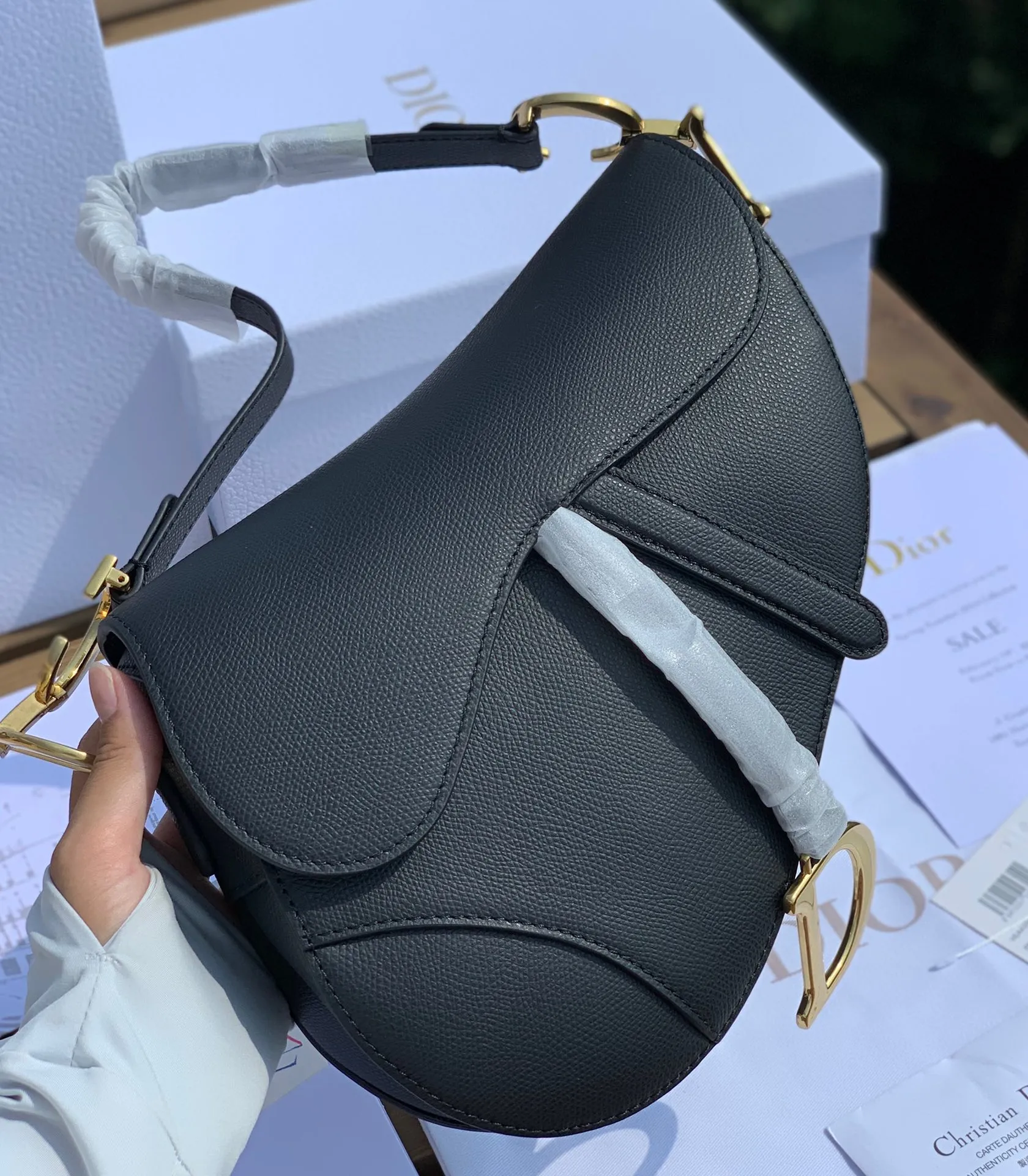 ❗️❗️❗️Free shipping with SF Express for year-end events❗️❗️❗️💰1700 Size: 25.5 x 20 x 6.5cm Black full leather saddle bag, first of all I want to say it is really expensive! I have talked with the channel before and the price is very high locally! This time, due to the epidemic, we were given an extremely low price. We are also very sure that this price can only be sold temporarily and will not happen again in the future!