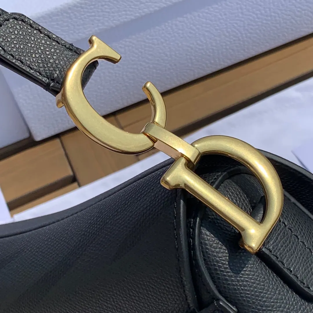 ❗️❗️❗️Free shipping with SF Express for year-end events❗️❗️❗️💰1700 Size: 25.5 x 20 x 6.5cm Black full leather saddle bag, first of all I want to say it is really expensive! I have talked with the channel before and the price is very high locally! This time, due to the epidemic, we were given an extremely low price. We are also very sure that this price can only be sold temporarily and will not happen again in the future!