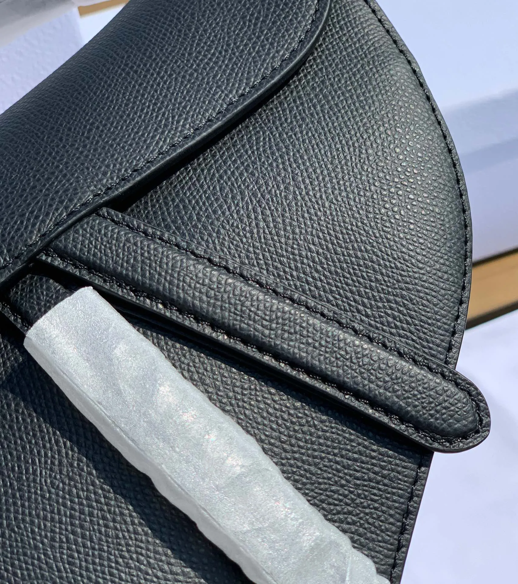❗️❗️❗️Free shipping with SF Express for year-end events❗️❗️❗️💰1700 Size: 25.5 x 20 x 6.5cm Black full leather saddle bag, first of all I want to say it is really expensive! I have talked with the channel before and the price is very high locally! This time, due to the epidemic, we were given an extremely low price. We are also very sure that this price can only be sold temporarily and will not happen again in the future!