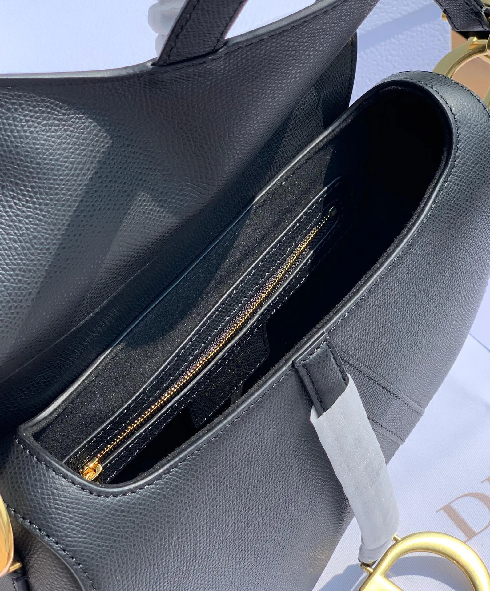 ❗️❗️❗️Free shipping with SF Express for year-end events❗️❗️❗️💰1700 Size: 25.5 x 20 x 6.5cm Black full leather saddle bag, first of all I want to say it is really expensive! I have talked with the channel before and the price is very high locally! This time, due to the epidemic, we were given an extremely low price. We are also very sure that this price can only be sold temporarily and will not happen again in the future!