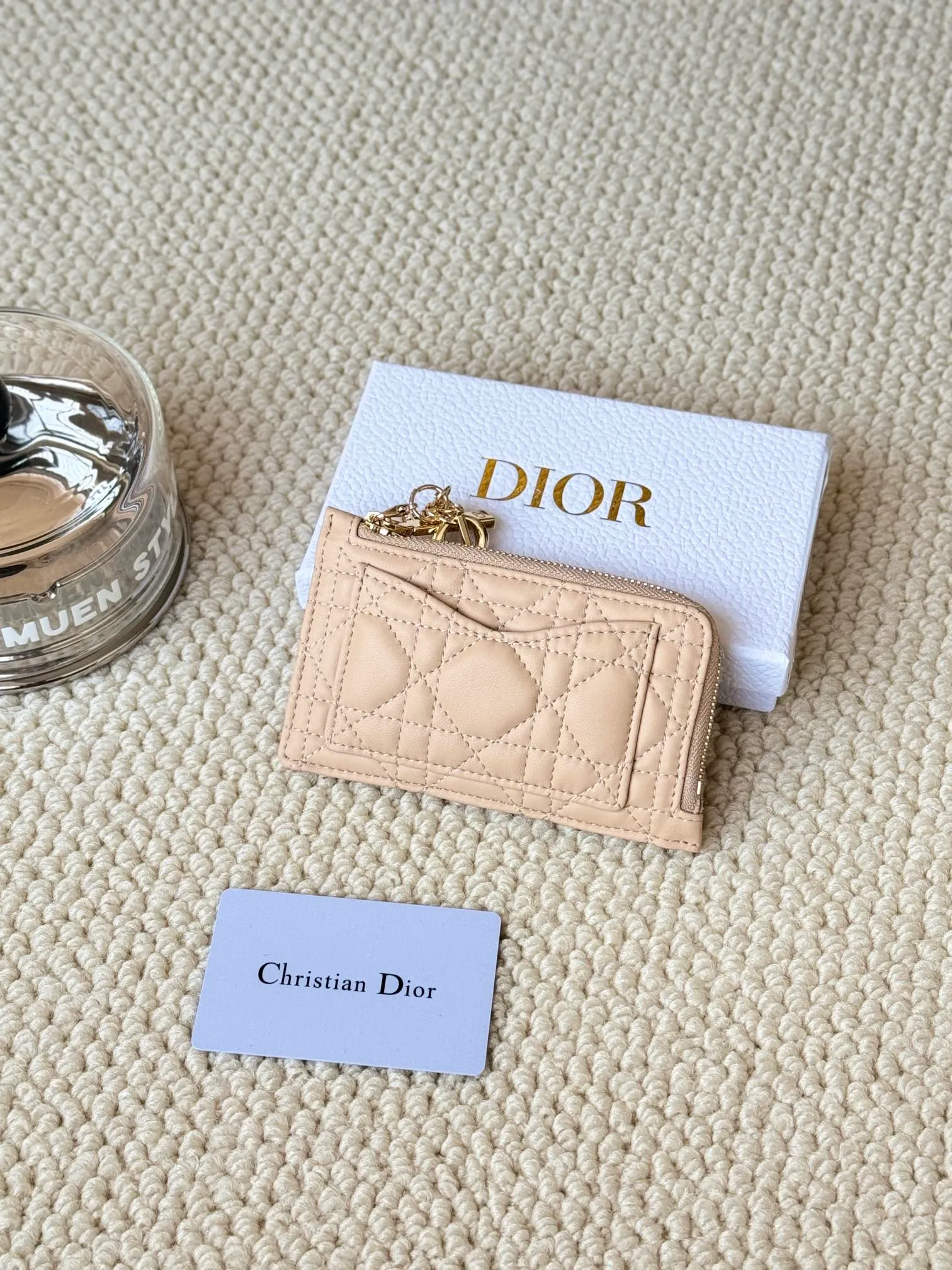 💰150Lady Dior card holder. Sand color wallet bought to fit into a waste bag. L-shaped opening, seven-zipper card holder. No.: S0965. There are too many front patch pockets to hold cards. The banknotes need to be folded at 40% off. It can hold 30% off but it has a zipper. The size is 13.5*8.5*1.5 cm. The Dior card holder meets my various needs. Compared with other styles, it is thin, compact and has a large capacity. There is no conspicuous big LOGO, it will not scratch when placed in the bag, and it is relatively low-key and classic. There is a special place for access control cards, so you don’t need to mix them with bank cards. When I used to swipe access control cards, I couldn’t swipe them because there were too many cards, so I had to take out the access control cards separately. There is a zipper, so you don't have to worry about putting important things out, and the zipper is half-open, so it's more convenient to put things in and take things out than having only one side.