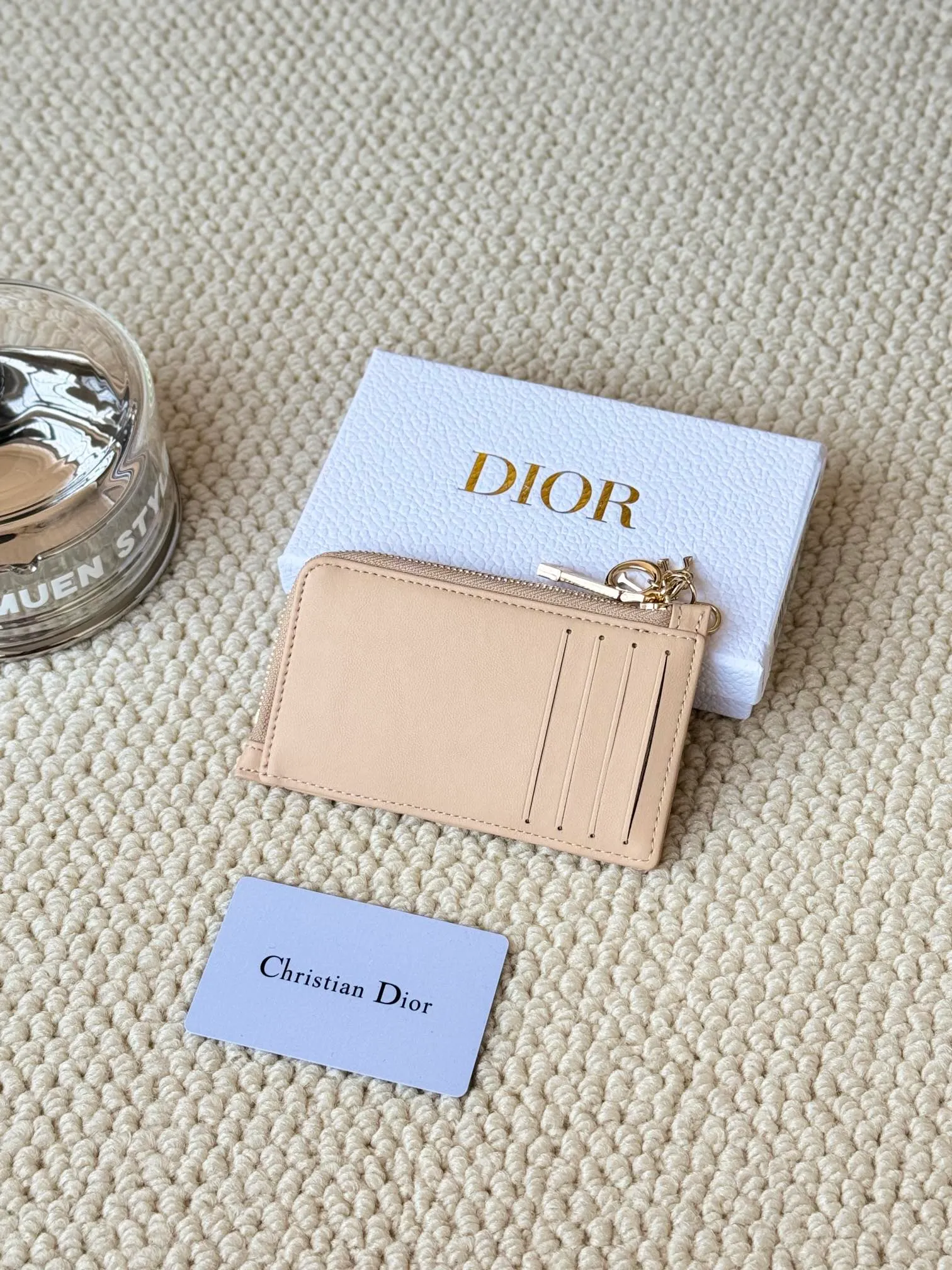 💰150Lady Dior card holder. Sand color wallet bought to fit into a waste bag. L-shaped opening, seven-zipper card holder. No.: S0965. There are too many front patch pockets to hold cards. The banknotes need to be folded at 40% off. It can hold 30% off but it has a zipper. The size is 13.5*8.5*1.5 cm. The Dior card holder meets my various needs. Compared with other styles, it is thin, compact and has a large capacity. There is no conspicuous big LOGO, it will not scratch when placed in the bag, and it is relatively low-key and classic. There is a special place for access control cards, so you don’t need to mix them with bank cards. When I used to swipe access control cards, I couldn’t swipe them because there were too many cards, so I had to take out the access control cards separately. There is a zipper, so you don't have to worry about putting important things out, and the zipper is half-open, so it's more convenient to put things in and take things out than having only one side.