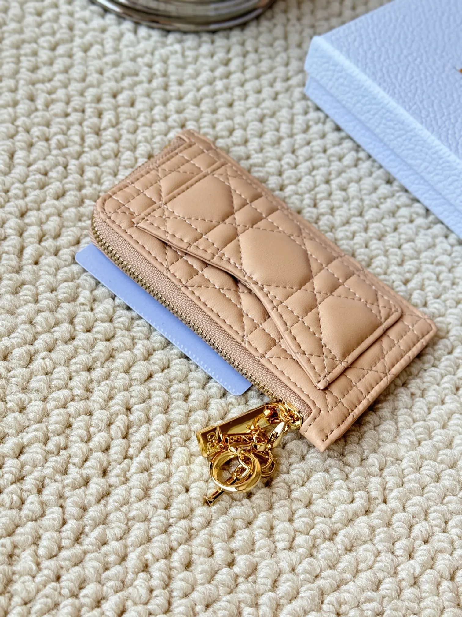 💰150Lady Dior card holder. Sand color wallet bought to fit into a waste bag. L-shaped opening, seven-zipper card holder. No.: S0965. There are too many front patch pockets to hold cards. The banknotes need to be folded at 40% off. It can hold 30% off but it has a zipper. The size is 13.5*8.5*1.5 cm. The Dior card holder meets my various needs. Compared with other styles, it is thin, compact and has a large capacity. There is no conspicuous big LOGO, it will not scratch when placed in the bag, and it is relatively low-key and classic. There is a special place for access control cards, so you don’t need to mix them with bank cards. When I used to swipe access control cards, I couldn’t swipe them because there were too many cards, so I had to take out the access control cards separately. There is a zipper, so you don't have to worry about putting important things out, and the zipper is half-open, so it's more convenient to put things in and take things out than having only one side.