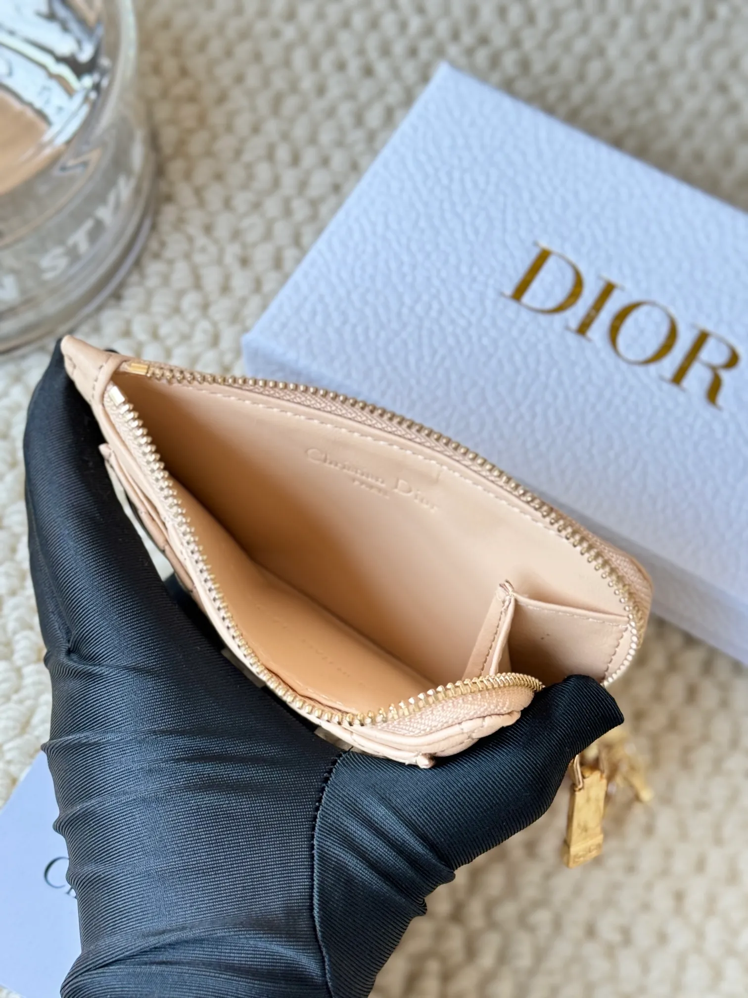 💰150Lady Dior card holder. Sand color wallet bought to fit into a waste bag. L-shaped opening, seven-zipper card holder. No.: S0965. There are too many front patch pockets to hold cards. The banknotes need to be folded at 40% off. It can hold 30% off but it has a zipper. The size is 13.5*8.5*1.5 cm. The Dior card holder meets my various needs. Compared with other styles, it is thin, compact and has a large capacity. There is no conspicuous big LOGO, it will not scratch when placed in the bag, and it is relatively low-key and classic. There is a special place for access control cards, so you don’t need to mix them with bank cards. When I used to swipe access control cards, I couldn’t swipe them because there were too many cards, so I had to take out the access control cards separately. There is a zipper, so you don't have to worry about putting important things out, and the zipper is half-open, so it's more convenient to put things in and take things out than having only one side.
