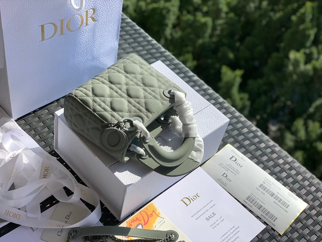 ❗️❗️❗️Free shipping with SF Express for year-end events❗️❗️❗️💰1800. The size is 17×15×7, rock gray 3-compartment nubuck leather. It is the latest and most advanced style of Princess Diana’s bags! The texture of the matte calfskin is very good, and the matte texture looks very high-end. It is low-key and out of the ordinary~ Its hardware is also matte painted! Give Princess Diana a whole new feeling! Original factory channel goods, exclusive channel advantages! ! Purchasing agents are all rushing to get the good stuff! !