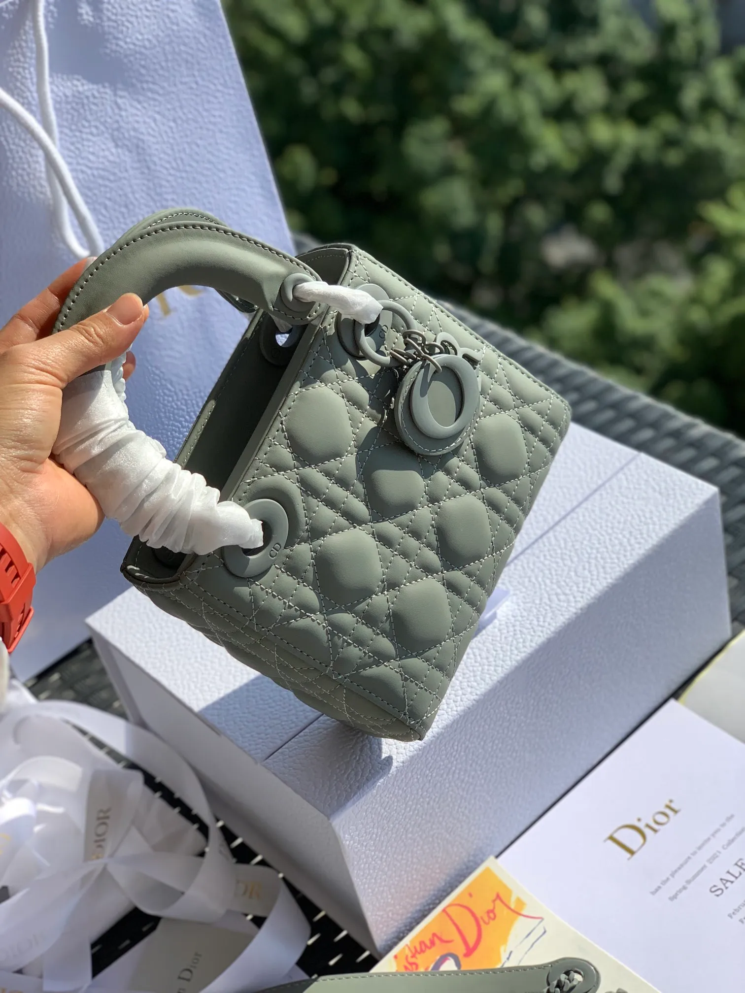 ❗️❗️❗️Free shipping with SF Express for year-end events❗️❗️❗️💰1800. The size is 17×15×7, rock gray 3-compartment nubuck leather. It is the latest and most advanced style of Princess Diana’s bags! The texture of the matte calfskin is very good, and the matte texture looks very high-end. It is low-key and out of the ordinary~ Its hardware is also matte painted! Give Princess Diana a whole new feeling! Original factory channel goods, exclusive channel advantages! ! Purchasing agents are all rushing to get the good stuff! !