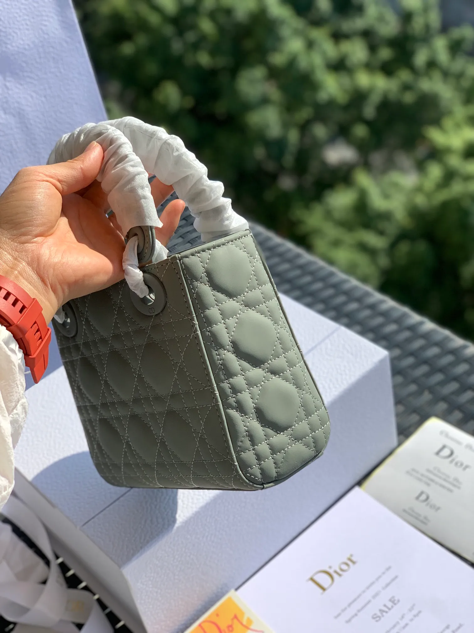 ❗️❗️❗️Free shipping with SF Express for year-end events❗️❗️❗️💰1800. The size is 17×15×7, rock gray 3-compartment nubuck leather. It is the latest and most advanced style of Princess Diana’s bags! The texture of the matte calfskin is very good, and the matte texture looks very high-end. It is low-key and out of the ordinary~ Its hardware is also matte painted! Give Princess Diana a whole new feeling! Original factory channel goods, exclusive channel advantages! ! Purchasing agents are all rushing to get the good stuff! !