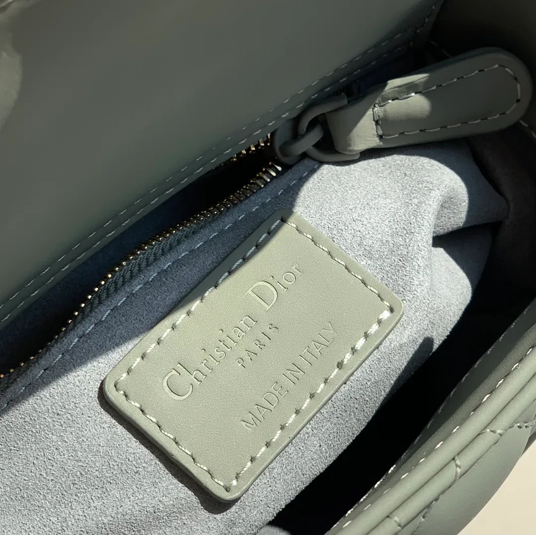 ❗️❗️❗️Free shipping with SF Express for year-end events❗️❗️❗️💰1800. The size is 17×15×7, rock gray 3-compartment nubuck leather. It is the latest and most advanced style of Princess Diana’s bags! The texture of the matte calfskin is very good, and the matte texture looks very high-end. It is low-key and out of the ordinary~ Its hardware is also matte painted! Give Princess Diana a whole new feeling! Original factory channel goods, exclusive channel advantages! ! Purchasing agents are all rushing to get the good stuff! !