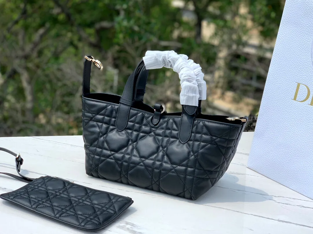 ❗️❗️❗️Free shipping with SF Express for year-end events❗️❗️❗️ 💰1900 Size: 23×14×12cm Hong Kong channel order! The small black DIOR Toujours shopping bag has already been carried by those with high fashion acumen. It is cooler than expected, and it has a sassy and lazy feeling. The familiar oversized cannage pattern and the customary CD buckle unbuckle in recent years have transformed from a square bag into a large tote bag, which is really amazing👍👍👍 It is very easy to carry at first glance. It is suitable for daily commuting to the gym. It also has a built-in small leather bag, which is detachable and can be used alone! The key point is that the length can be adjusted on the wrist, and it can be carried under the armpit. This detail is so attractive. It will no longer get stuck under the armpit and make you feel uncomfortable. This one will take you to kill all directions. It is not subject to any style restrictions. This season's blockbuster hit, what are you waiting for?