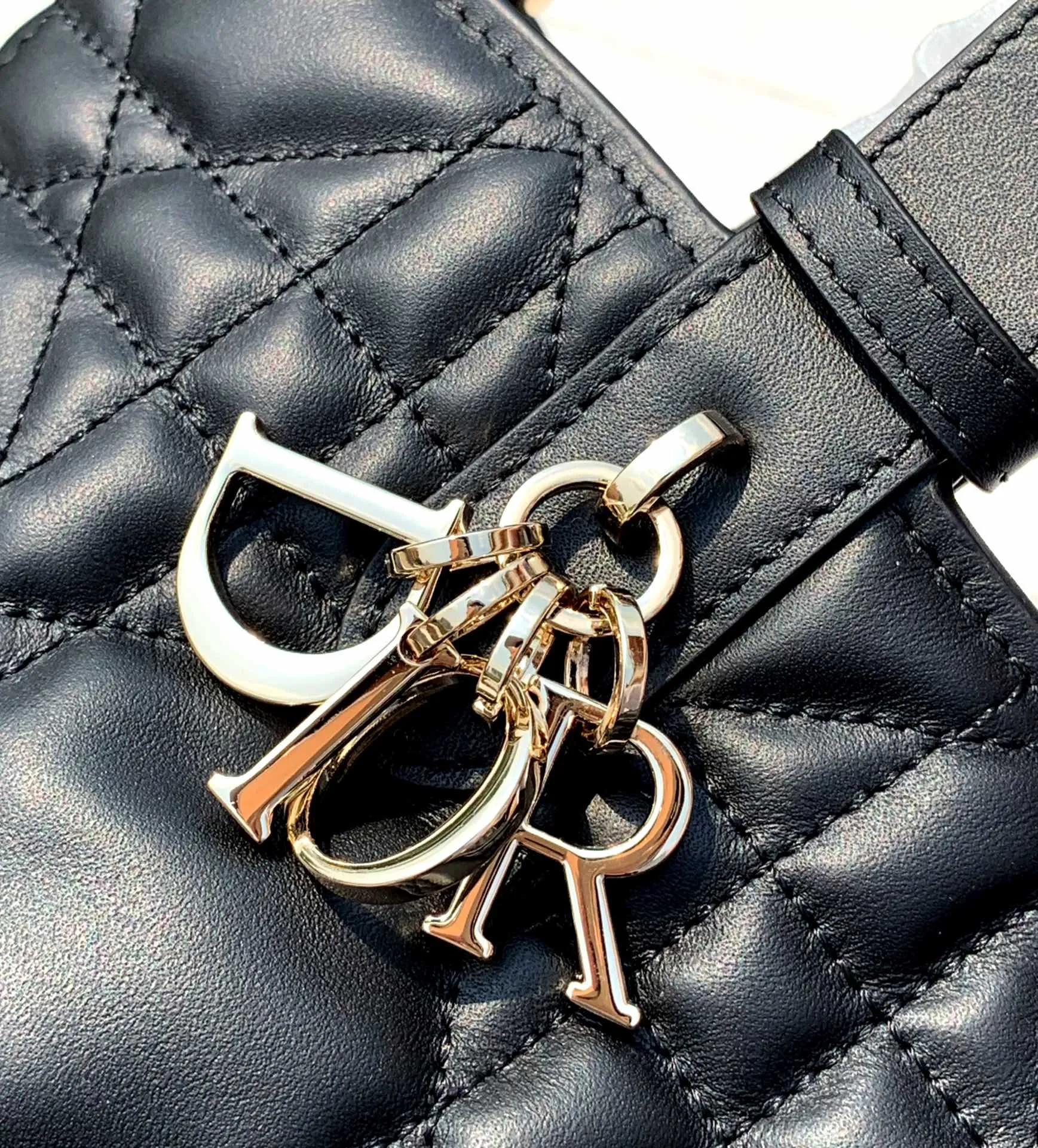 ❗️❗️❗️Free shipping with SF Express for year-end events❗️❗️❗️ 💰1900 Size: 23×14×12cm Hong Kong channel order! The small black DIOR Toujours shopping bag has already been carried by those with high fashion acumen. It is cooler than expected, and it has a sassy and lazy feeling. The familiar oversized cannage pattern and the customary CD buckle unbuckle in recent years have transformed from a square bag into a large tote bag, which is really amazing👍👍👍 It is very easy to carry at first glance. It is suitable for daily commuting to the gym. It also has a built-in small leather bag, which is detachable and can be used alone! The key point is that the length can be adjusted on the wrist, and it can be carried under the armpit. This detail is so attractive. It will no longer get stuck under the armpit and make you feel uncomfortable. This one will take you to kill all directions. It is not subject to any style restrictions. This season's blockbuster hit, what are you waiting for?
