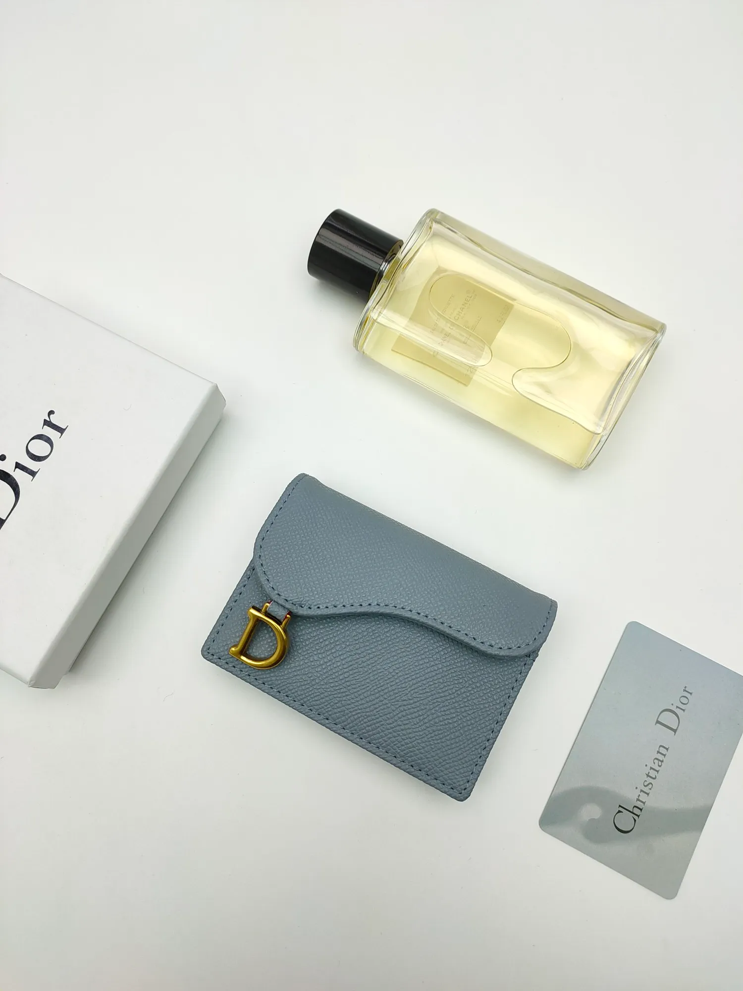￥120😍This Dior flip-top grained cowhide card holder is decorated with the D logo on the front flap, showing the iconic look of the Dior saddle series. A single main compartment with 2 card slots and 2 patch pockets highlights the multifunctional, compact and sophisticated design. Style number: S5611 Size: 11*7.5*2.5cm