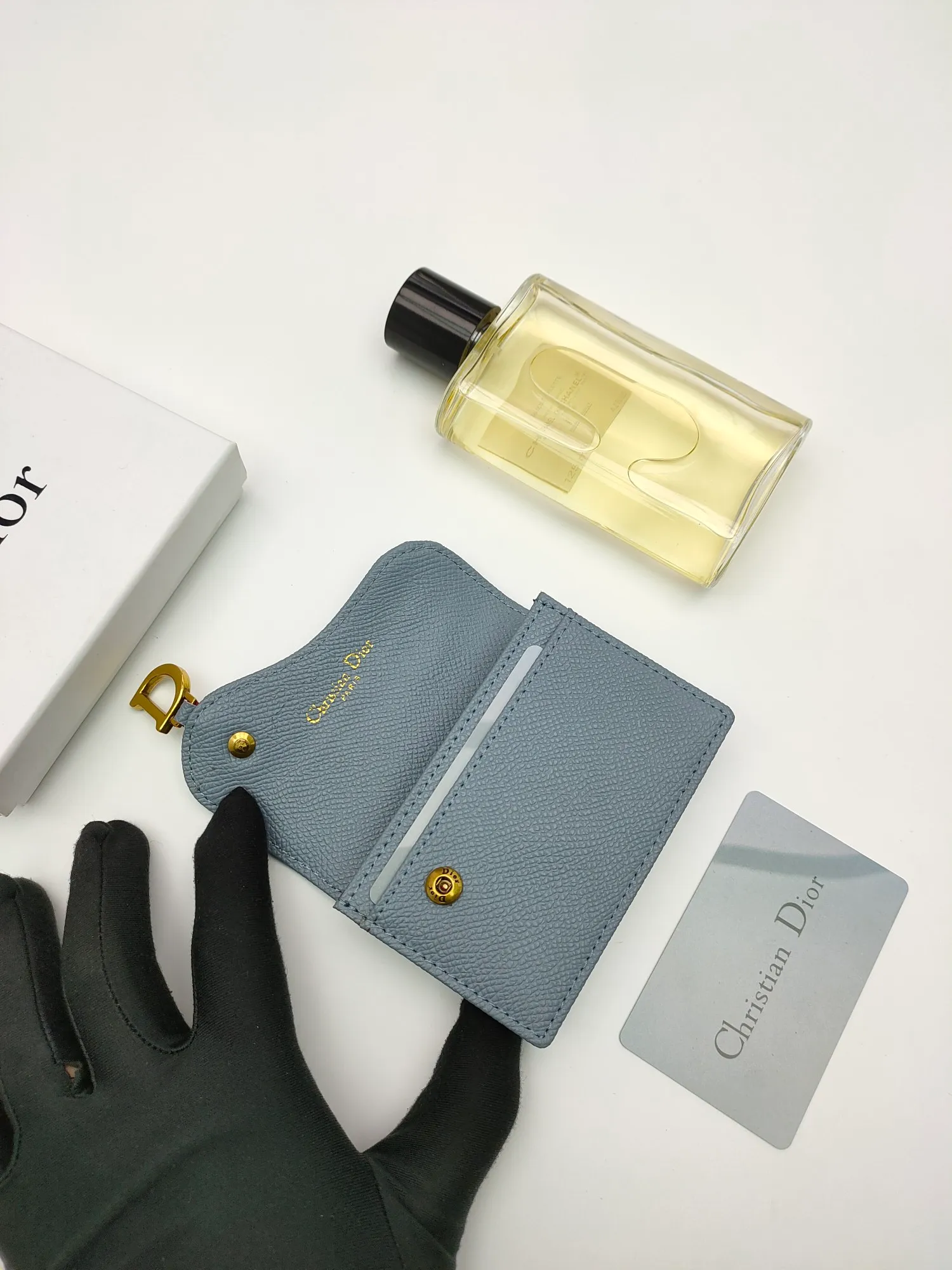 ￥120😍This Dior flip-top grained cowhide card holder is decorated with the D logo on the front flap, showing the iconic look of the Dior saddle series. A single main compartment with 2 card slots and 2 patch pockets highlights the multifunctional, compact and sophisticated design. Style number: S5611 Size: 11*7.5*2.5cm