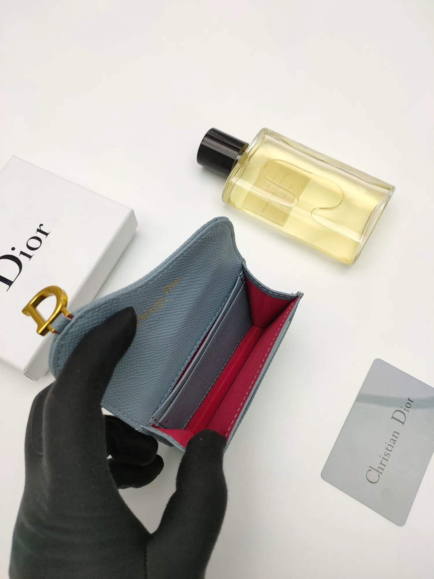 ￥120😍This Dior flip-top grained cowhide card holder is decorated with the D logo on the front flap, showing the iconic look of the Dior saddle series. A single main compartment with 2 card slots and 2 patch pockets highlights the multifunctional, compact and sophisticated design. Style number: S5611 Size: 11*7.5*2.5cm