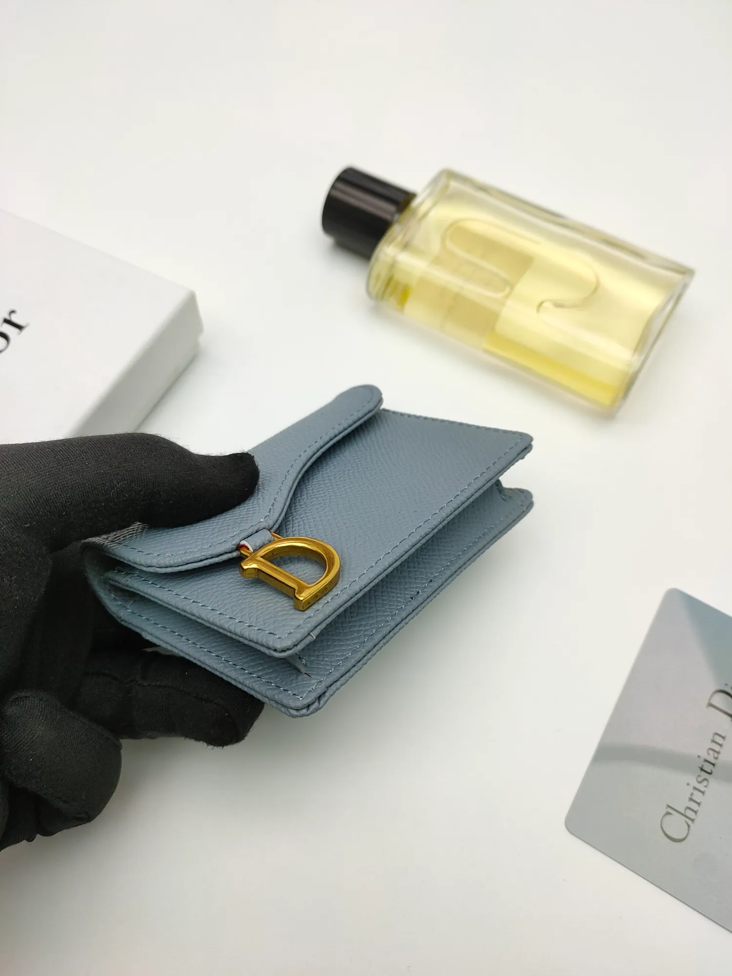 ￥120😍This Dior flip-top grained cowhide card holder is decorated with the D logo on the front flap, showing the iconic look of the Dior saddle series. A single main compartment with 2 card slots and 2 patch pockets highlights the multifunctional, compact and sophisticated design. Style number: S5611 Size: 11*7.5*2.5cm