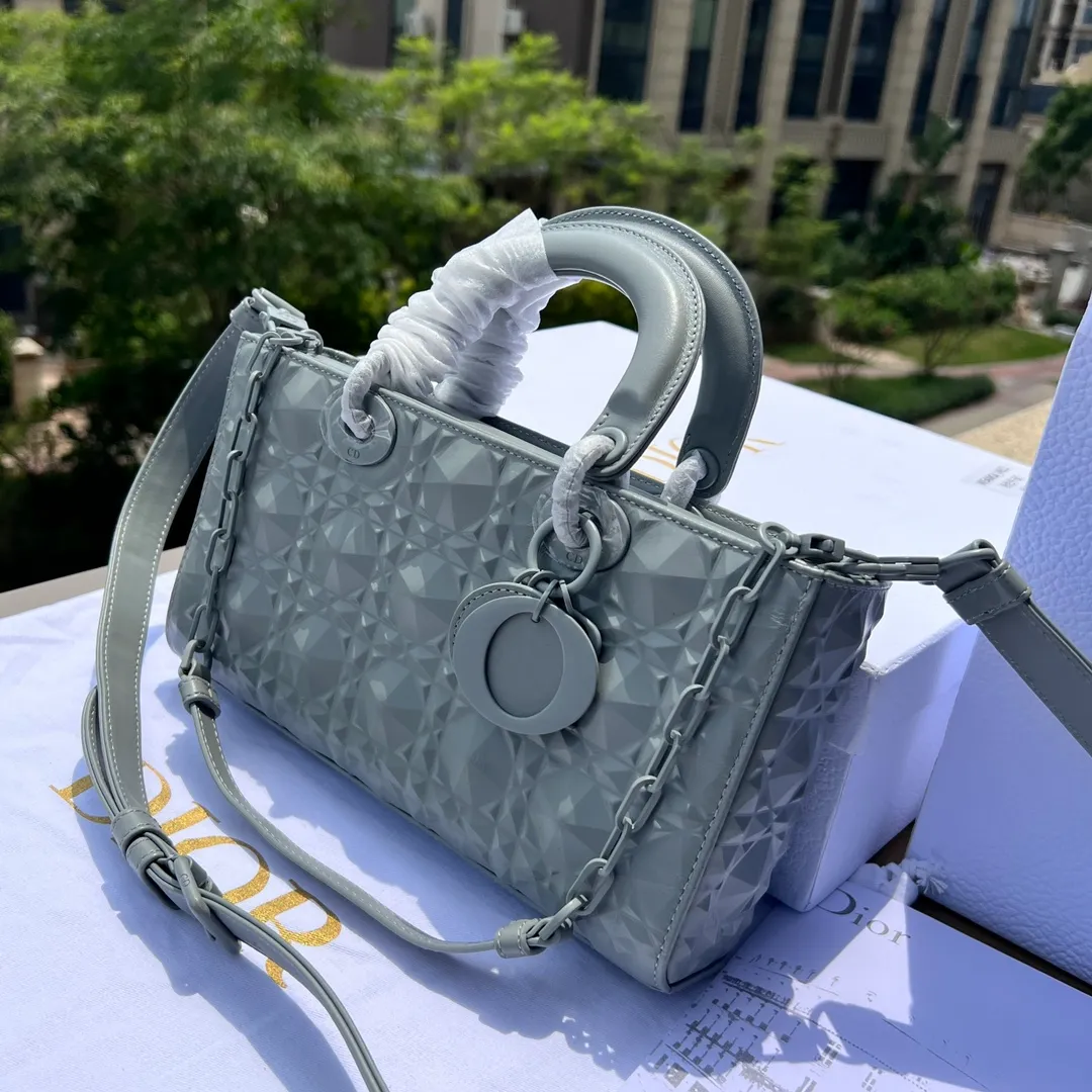 ❗️❗️❗️Free shipping with SF Express for year-end event❗️❗️❗️💰1900 Size: 26×13.5×5cm Dior overseas channel resources specialize in horizontal Princess Diana bag❗️This Lady D-Joy handbag highlights the iconic simple aesthetics of the Lady Dior series and embodies Dior’s profound insight into elegance and beauty. Stylish and elegant design is timeless. Carefully crafted from black cow leather, it is decorated with a diamond-shaped cannage pattern. It is paired with the same-tone matte metal D.I.O.R charm to enhance the style and add a touch of agility to the exquisite silhouette. Featuring a detachable chain shoulder strap and an adjustable, removable leather shoulder strap, it can be worn by hand or cross-body, making it ideal for everyday styling.