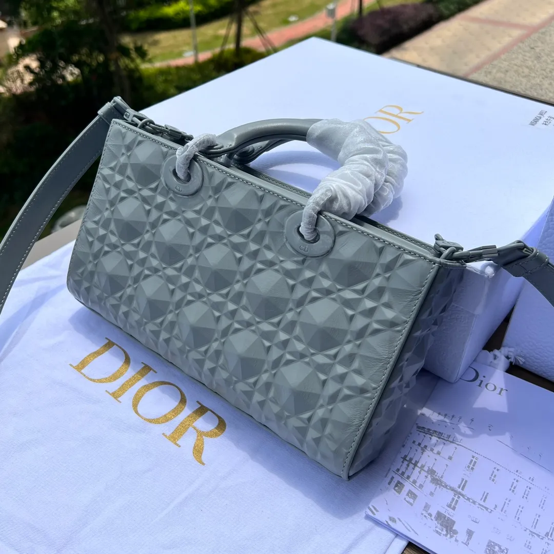 ❗️❗️❗️Free shipping with SF Express for year-end event❗️❗️❗️💰1900 Size: 26×13.5×5cm Dior overseas channel resources specialize in horizontal Princess Diana bag❗️This Lady D-Joy handbag highlights the iconic simple aesthetics of the Lady Dior series and embodies Dior’s profound insight into elegance and beauty. Stylish and elegant design is timeless. Carefully crafted from black cow leather, it is decorated with a diamond-shaped cannage pattern. It is paired with the same-tone matte metal D.I.O.R charm to enhance the style and add a touch of agility to the exquisite silhouette. Featuring a detachable chain shoulder strap and an adjustable, removable leather shoulder strap, it can be worn by hand or cross-body, making it ideal for everyday styling.