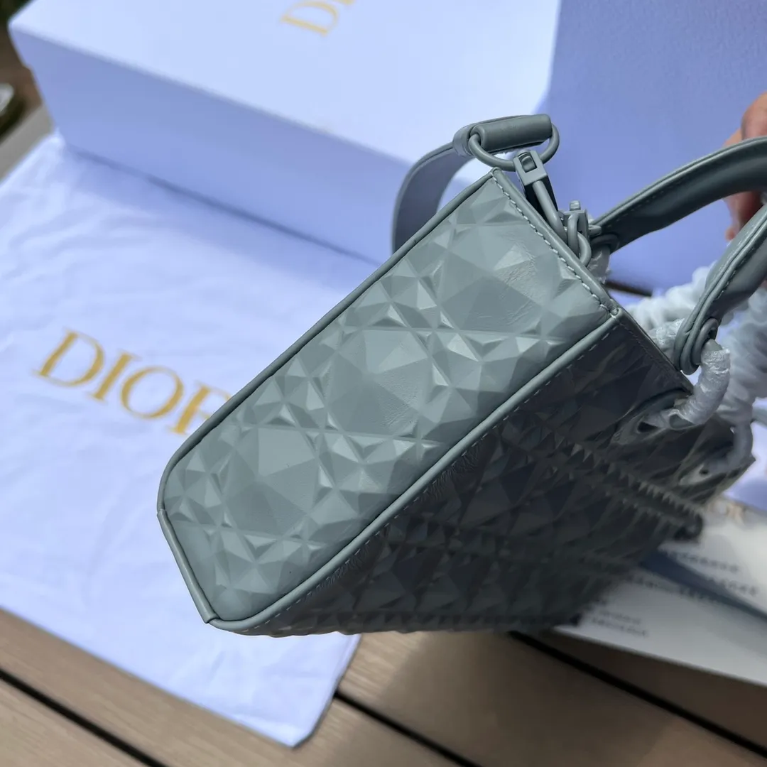 ❗️❗️❗️Free shipping with SF Express for year-end event❗️❗️❗️💰1900 Size: 26×13.5×5cm Dior overseas channel resources specialize in horizontal Princess Diana bag❗️This Lady D-Joy handbag highlights the iconic simple aesthetics of the Lady Dior series and embodies Dior’s profound insight into elegance and beauty. Stylish and elegant design is timeless. Carefully crafted from black cow leather, it is decorated with a diamond-shaped cannage pattern. It is paired with the same-tone matte metal D.I.O.R charm to enhance the style and add a touch of agility to the exquisite silhouette. Featuring a detachable chain shoulder strap and an adjustable, removable leather shoulder strap, it can be worn by hand or cross-body, making it ideal for everyday styling.