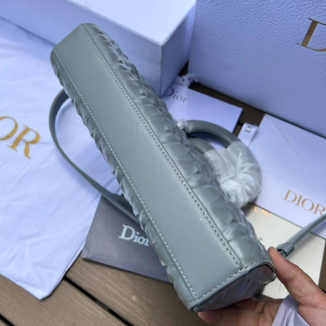 ❗️❗️❗️Free shipping with SF Express for year-end event❗️❗️❗️💰1900 Size: 26×13.5×5cm Dior overseas channel resources specialize in horizontal Princess Diana bag❗️This Lady D-Joy handbag highlights the iconic simple aesthetics of the Lady Dior series and embodies Dior’s profound insight into elegance and beauty. Stylish and elegant design is timeless. Carefully crafted from black cow leather, it is decorated with a diamond-shaped cannage pattern. It is paired with the same-tone matte metal D.I.O.R charm to enhance the style and add a touch of agility to the exquisite silhouette. Featuring a detachable chain shoulder strap and an adjustable, removable leather shoulder strap, it can be worn by hand or cross-body, making it ideal for everyday styling.