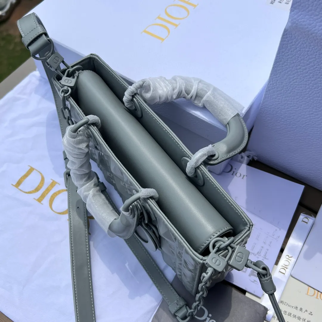 ❗️❗️❗️Free shipping with SF Express for year-end event❗️❗️❗️💰1900 Size: 26×13.5×5cm Dior overseas channel resources specialize in horizontal Princess Diana bag❗️This Lady D-Joy handbag highlights the iconic simple aesthetics of the Lady Dior series and embodies Dior’s profound insight into elegance and beauty. Stylish and elegant design is timeless. Carefully crafted from black cow leather, it is decorated with a diamond-shaped cannage pattern. It is paired with the same-tone matte metal D.I.O.R charm to enhance the style and add a touch of agility to the exquisite silhouette. Featuring a detachable chain shoulder strap and an adjustable, removable leather shoulder strap, it can be worn by hand or cross-body, making it ideal for everyday styling.