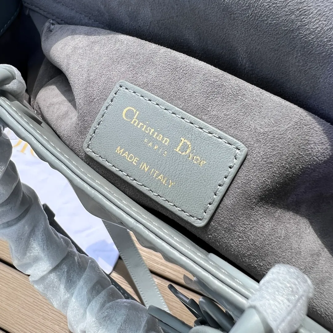 ❗️❗️❗️Free shipping with SF Express for year-end event❗️❗️❗️💰1900 Size: 26×13.5×5cm Dior overseas channel resources specialize in horizontal Princess Diana bag❗️This Lady D-Joy handbag highlights the iconic simple aesthetics of the Lady Dior series and embodies Dior’s profound insight into elegance and beauty. Stylish and elegant design is timeless. Carefully crafted from black cow leather, it is decorated with a diamond-shaped cannage pattern. It is paired with the same-tone matte metal D.I.O.R charm to enhance the style and add a touch of agility to the exquisite silhouette. Featuring a detachable chain shoulder strap and an adjustable, removable leather shoulder strap, it can be worn by hand or cross-body, making it ideal for everyday styling.