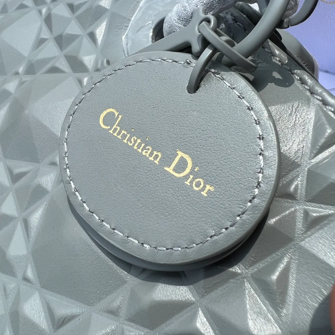 ❗️❗️❗️Free shipping with SF Express for year-end event❗️❗️❗️💰1900 Size: 26×13.5×5cm Dior overseas channel resources specialize in horizontal Princess Diana bag❗️This Lady D-Joy handbag highlights the iconic simple aesthetics of the Lady Dior series and embodies Dior’s profound insight into elegance and beauty. Stylish and elegant design is timeless. Carefully crafted from black cow leather, it is decorated with a diamond-shaped cannage pattern. It is paired with the same-tone matte metal D.I.O.R charm to enhance the style and add a touch of agility to the exquisite silhouette. Featuring a detachable chain shoulder strap and an adjustable, removable leather shoulder strap, it can be worn by hand or cross-body, making it ideal for everyday styling.