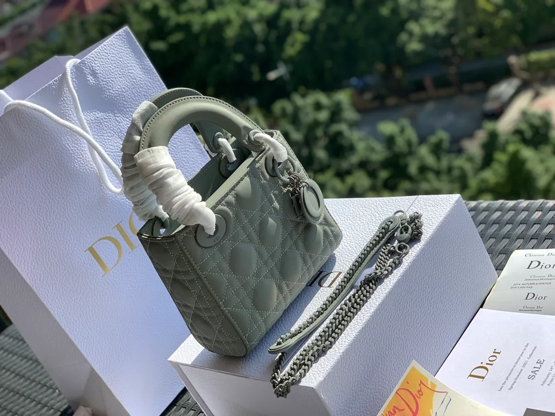The top upgraded version 💰1800, the size is 17×15×7, rock gray 3-compartment nubuck leather, it is the latest and most advanced style of Princess Diana bag! The texture of the matte calfskin is very good, and the matte texture looks very high-end. It is low-key and out of the ordinary~ Its hardware is also matte painted! Give Princess Diana a whole new feeling! Original factory channel goods, exclusive channel advantages! ! Purchasing agents are all rushing to get the good stuff! !