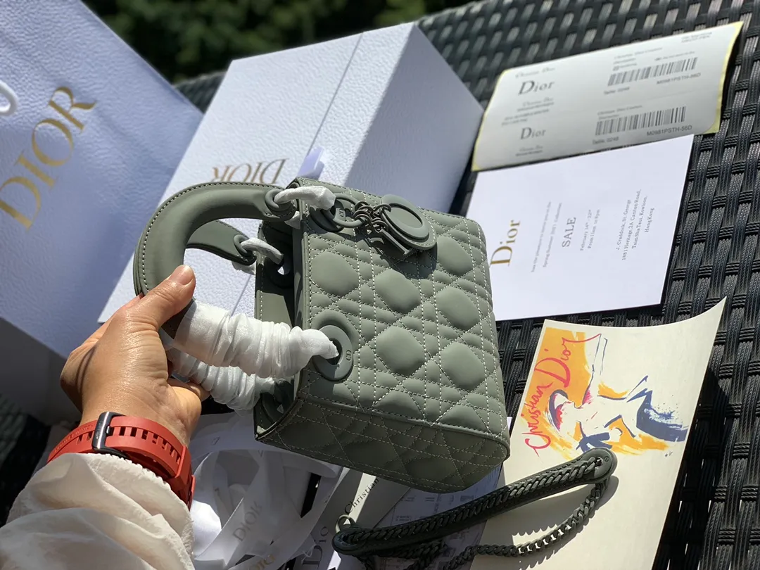 The top upgraded version 💰1800, the size is 17×15×7, rock gray 3-compartment nubuck leather, it is the latest and most advanced style of Princess Diana bag! The texture of the matte calfskin is very good, and the matte texture looks very high-end. It is low-key and out of the ordinary~ Its hardware is also matte painted! Give Princess Diana a whole new feeling! Original factory channel goods, exclusive channel advantages! ! Purchasing agents are all rushing to get the good stuff! !