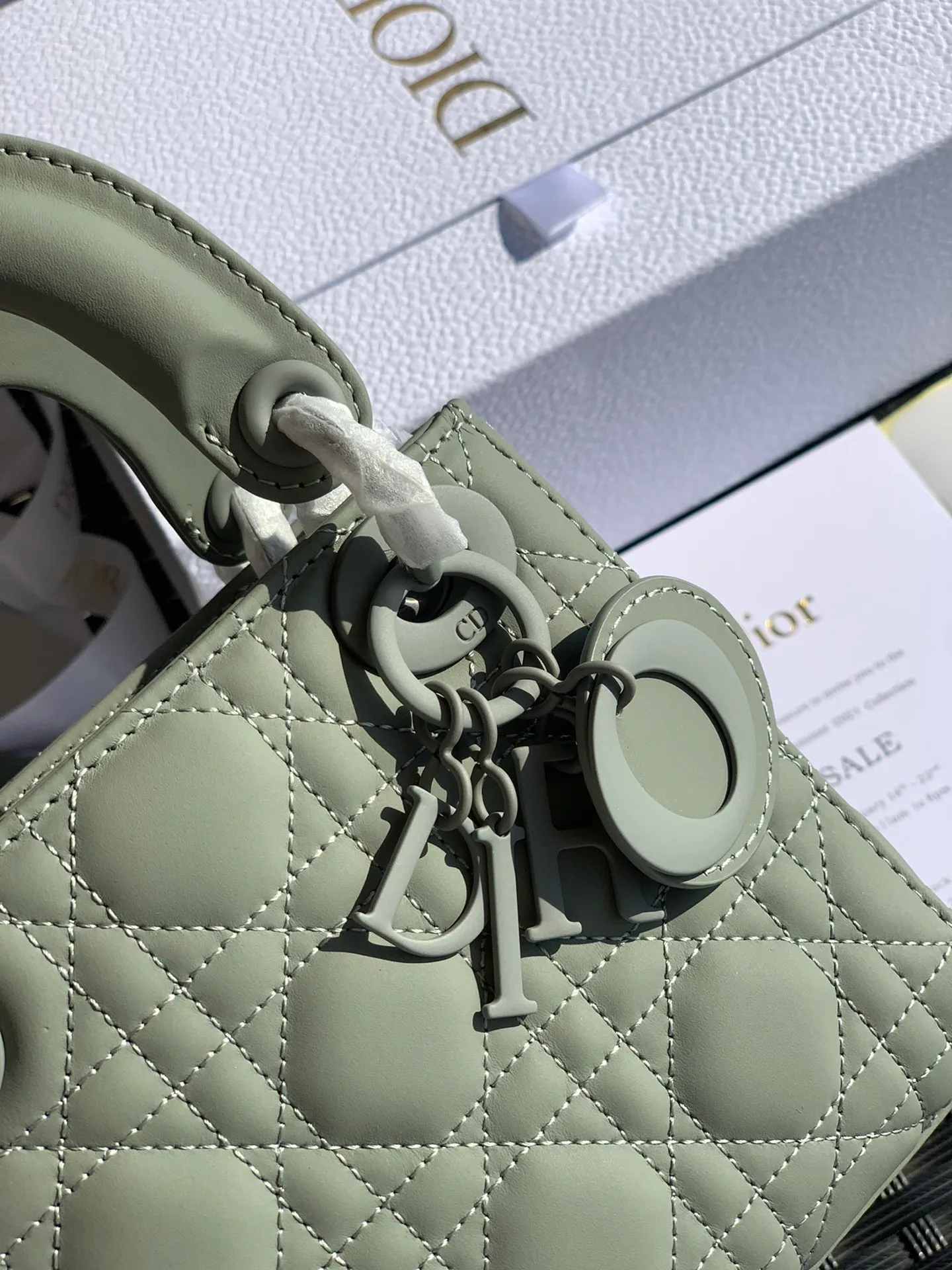 The top upgraded version 💰1800, the size is 17×15×7, rock gray 3-compartment nubuck leather, it is the latest and most advanced style of Princess Diana bag! The texture of the matte calfskin is very good, and the matte texture looks very high-end. It is low-key and out of the ordinary~ Its hardware is also matte painted! Give Princess Diana a whole new feeling! Original factory channel goods, exclusive channel advantages! ! Purchasing agents are all rushing to get the good stuff! !