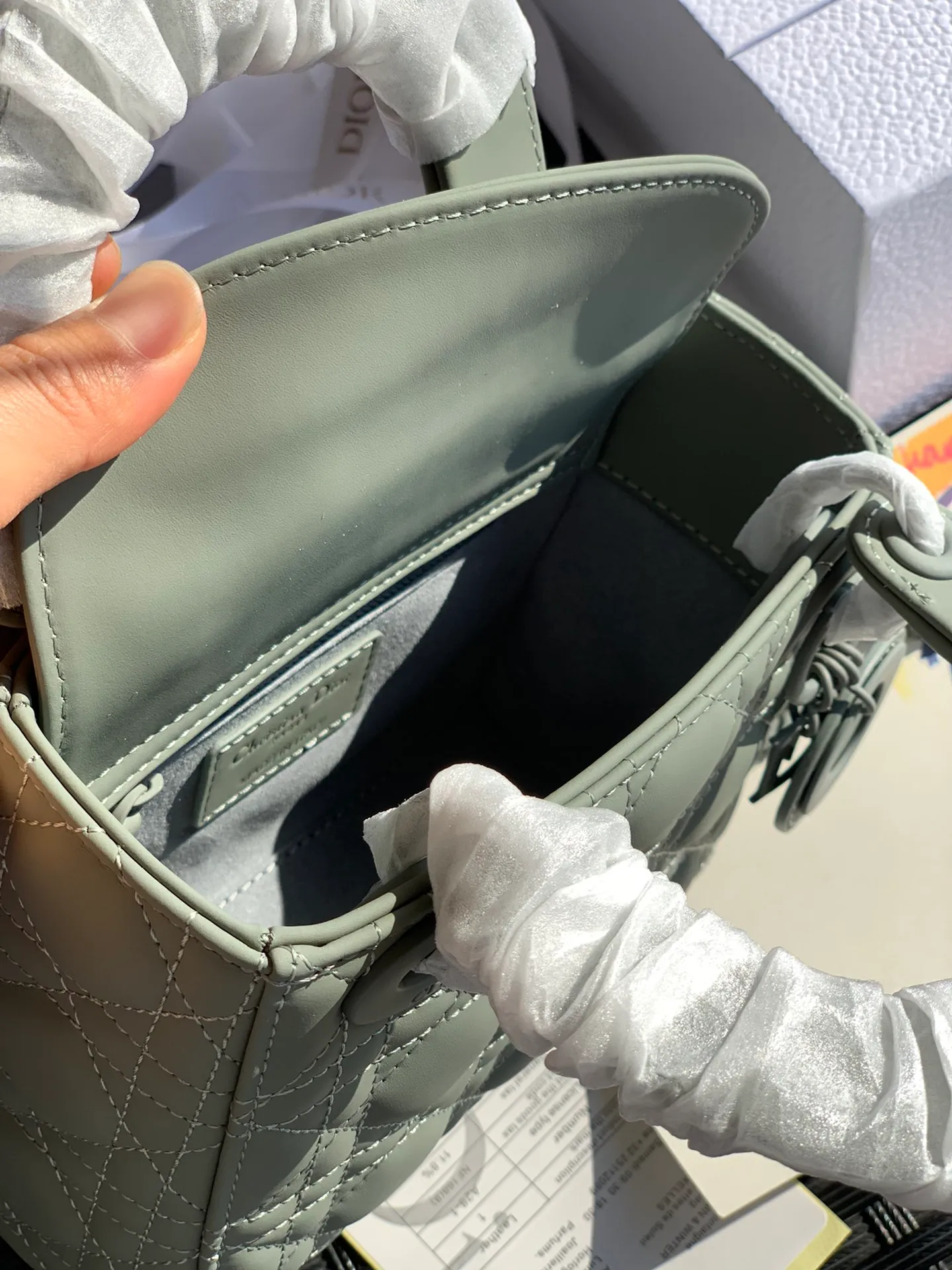 The top upgraded version 💰1800, the size is 17×15×7, rock gray 3-compartment nubuck leather, it is the latest and most advanced style of Princess Diana bag! The texture of the matte calfskin is very good, and the matte texture looks very high-end. It is low-key and out of the ordinary~ Its hardware is also matte painted! Give Princess Diana a whole new feeling! Original factory channel goods, exclusive channel advantages! ! Purchasing agents are all rushing to get the good stuff! !
