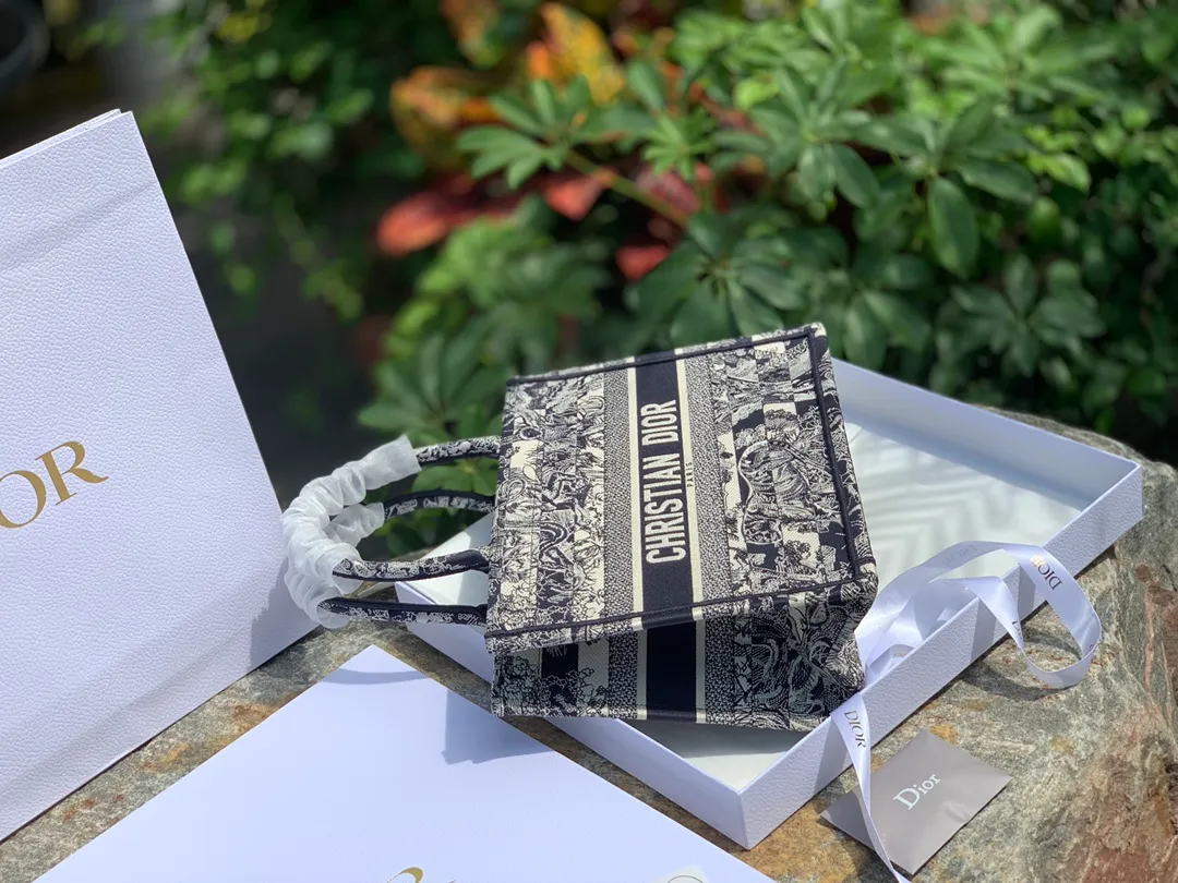 ❗️❗️❗️Free shipping with SF Express for year-end events❗️❗️❗️💰1500 Size 36 x 27.5 x 16.5 CM Pure European overseas channel goods! D’s tote is so popular! This series has always been out of stock and replenished. In the latest season, the counter launched a horizontal striped blue tiger tote bag! It still uses blue tiger as the base, but adds a horizontal stripe design on the surface of the bag. The upper body is more beautiful and special, and it is easy to carry and photogenic! The return rate is 100% when it comes out, so if you haven’t bought this series before, buy it now!