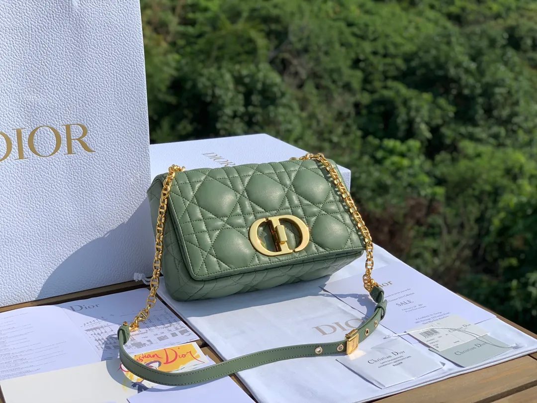 ❗️❗️❗️Free shipping with SF Express for year-end events❗️❗️❗️💰1900 Size 25-15-8cm [Pine Frost Green Gold Buckle] Overseas channels, Dior Pine Frost Green Caro Medium, the early spring green color is also very suitable for carrying in winter. It is made of Italian imported calfskin, embellished with the iconic cannage pattern, showing the charming style of the brand. In addition, this handbag is also equipped with an exquisite chain. The metal links reproduce the brand's "CD" logo between the interlocking links, echoing the exquisite buckle. Hurry up, sisters, it's so beautiful. It's heart-pounding~
