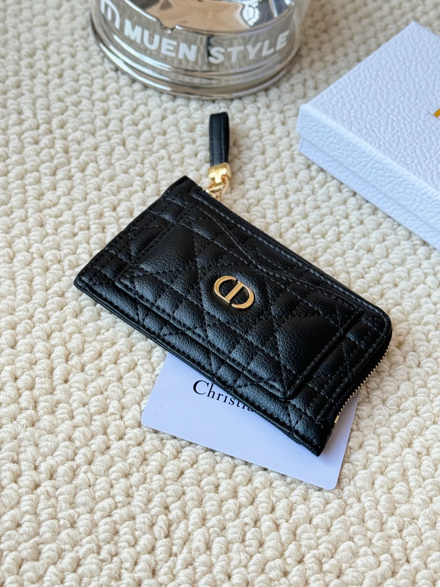 💰160Lady Dior Card Holder Sand color wallet I bought for the purpose of holding a discarded bag, L-shaped opening, seven-zig card holder pull No.: S5131 There are too many front pockets to hold cards. The banknotes need to be folded 40% off, 30% off can be placed but it has a zipper. The size is 13.5*8.5*1.5 cm. The Dior card holder meets my various needs. Compared with other styles, it is thin, compact and has a large capacity. There is no conspicuous big LOGO, it will not scratch when placed in the bag, and it is relatively low-key and classic. There is a special place for access control cards, so you don’t need to mix them with bank cards. When I used to swipe access control cards, I couldn’t swipe them because there were too many cards, so I had to take out the access control cards separately. There is a zipper, so you don't have to worry about putting important things out, and the zipper is half-open, so it's more convenient to put things in and take things out than having only one side.