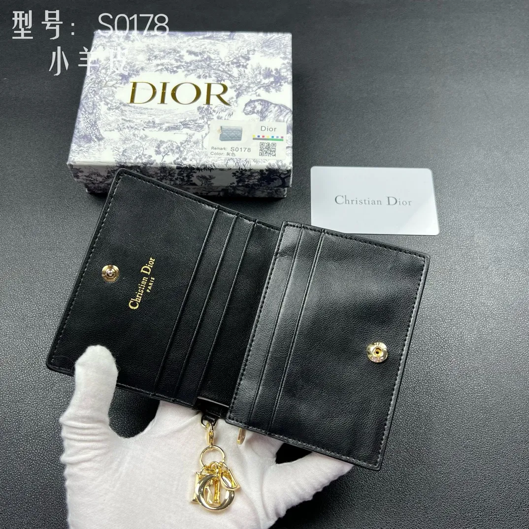 💰160 💎Upgraded original version🇫🇷 𝑫𝒊𝒐𝒓Authentic products available at counters💌Top quality# With picture box Exclusive real shot# Built-in small sachet💕 This Lady Dior 5 grid card holder is decorated with classic cannage pattern topstitching, paying tribute to the exquisite craftsmanship of Dior craftsmen. Carefully crafted from bright patent leather on the outside + sheepskin on the inside, it is compact and practical and can store a variety of daily necessities. This 5-compartment card holder is decorated with a removable "D.I.O.R." charm and has a strap snap closure so it can be paired with other Lady Dior pieces for a coordinated look. ·Detachable "D.I.O.R." charm ·Front strap snap closure ·5 compartments sewn with triangular gussets Dior patent leather card bag multi-layered accordion design. Practical and beautiful at the same time. Can store many cards. Style number: S0178NMJ-M900. Size: 10.4×7×2cm