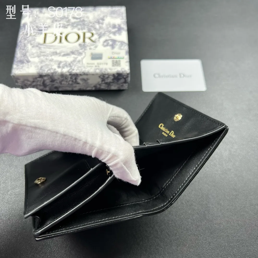 💰160 💎Upgraded original version🇫🇷 𝑫𝒊𝒐𝒓Authentic products available at counters💌Top quality# With picture box Exclusive real shot# Built-in small sachet💕 This Lady Dior 5 grid card holder is decorated with classic cannage pattern topstitching, paying tribute to the exquisite craftsmanship of Dior craftsmen. Carefully crafted from bright patent leather on the outside + sheepskin on the inside, it is compact and practical and can store a variety of daily necessities. This 5-compartment card holder is decorated with a removable "D.I.O.R." charm and has a strap snap closure so it can be paired with other Lady Dior pieces for a coordinated look. ·Detachable "D.I.O.R." charm ·Front strap snap closure ·5 compartments sewn with triangular gussets Dior patent leather card bag multi-layered accordion design. Practical and beautiful at the same time. Can store many cards. Style number: S0178NMJ-M900. Size: 10.4×7×2cm
