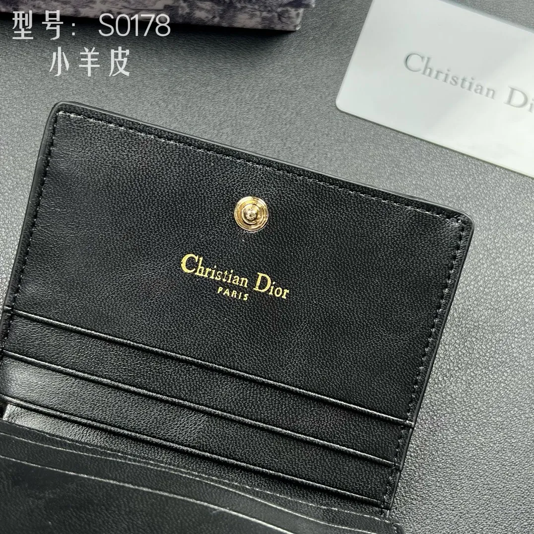 💰160 💎Upgraded original version🇫🇷 𝑫𝒊𝒐𝒓Authentic products available at counters💌Top quality# With picture box Exclusive real shot# Built-in small sachet💕 This Lady Dior 5 grid card holder is decorated with classic cannage pattern topstitching, paying tribute to the exquisite craftsmanship of Dior craftsmen. Carefully crafted from bright patent leather on the outside + sheepskin on the inside, it is compact and practical and can store a variety of daily necessities. This 5-compartment card holder is decorated with a removable "D.I.O.R." charm and has a strap snap closure so it can be paired with other Lady Dior pieces for a coordinated look. ·Detachable "D.I.O.R." charm ·Front strap snap closure ·5 compartments sewn with triangular gussets Dior patent leather card bag multi-layered accordion design. Practical and beautiful at the same time. Can store many cards. Style number: S0178NMJ-M900. Size: 10.4×7×2cm