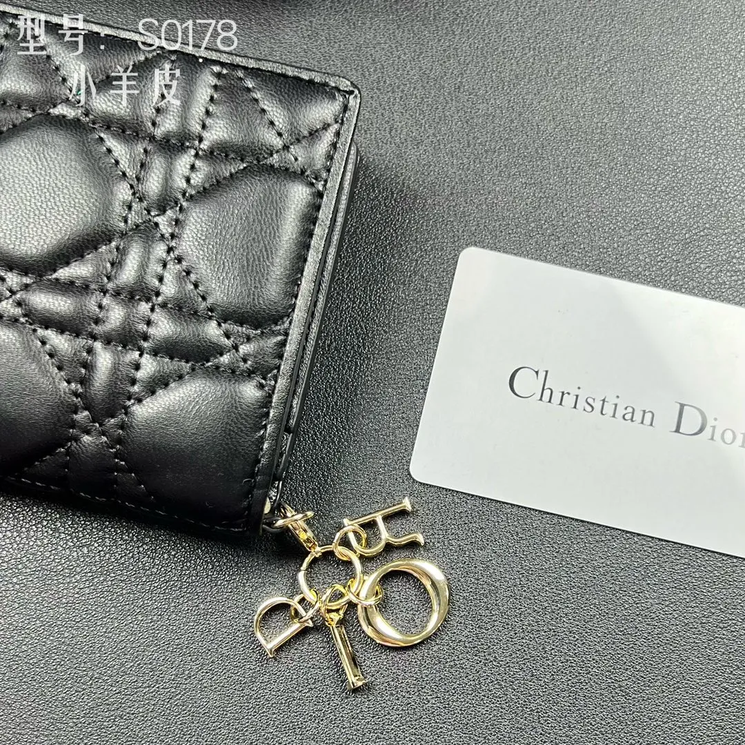 💰160 💎Upgraded original version🇫🇷 𝑫𝒊𝒐𝒓Authentic products available at counters💌Top quality# With picture box Exclusive real shot# Built-in small sachet💕 This Lady Dior 5 grid card holder is decorated with classic cannage pattern topstitching, paying tribute to the exquisite craftsmanship of Dior craftsmen. Carefully crafted from bright patent leather on the outside + sheepskin on the inside, it is compact and practical and can store a variety of daily necessities. This 5-compartment card holder is decorated with a removable "D.I.O.R." charm and has a strap snap closure so it can be paired with other Lady Dior pieces for a coordinated look. ·Detachable "D.I.O.R." charm ·Front strap snap closure ·5 compartments sewn with triangular gussets Dior patent leather card bag multi-layered accordion design. Practical and beautiful at the same time. Can store many cards. Style number: S0178NMJ-M900. Size: 10.4×7×2cm