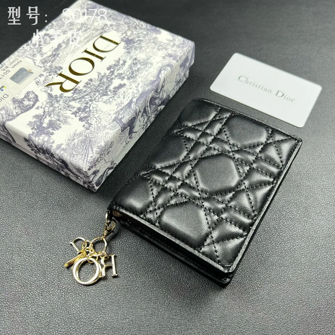💰160 💎Upgraded original version🇫🇷 𝑫𝒊𝒐𝒓Authentic products available at counters💌Top quality# With picture box Exclusive real shot# Built-in small sachet💕 This Lady Dior 5 grid card holder is decorated with classic cannage pattern topstitching, paying tribute to the exquisite craftsmanship of Dior craftsmen. Carefully crafted from bright patent leather on the outside + sheepskin on the inside, it is compact and practical and can store a variety of daily necessities. This 5-compartment card holder is decorated with a removable "D.I.O.R." charm and has a strap snap closure so it can be paired with other Lady Dior pieces for a coordinated look. ·Detachable "D.I.O.R." charm ·Front strap snap closure ·5 compartments sewn with triangular gussets Dior patent leather card bag multi-layered accordion design. Practical and beautiful at the same time. Can store many cards. Style number: S0178NMJ-M900. Size: 10.4×7×2cm